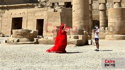 بفستان أحمر.. المطربة السورية وعد البحري في زيارة إلى معابد الكرنك بالأقصر| صور