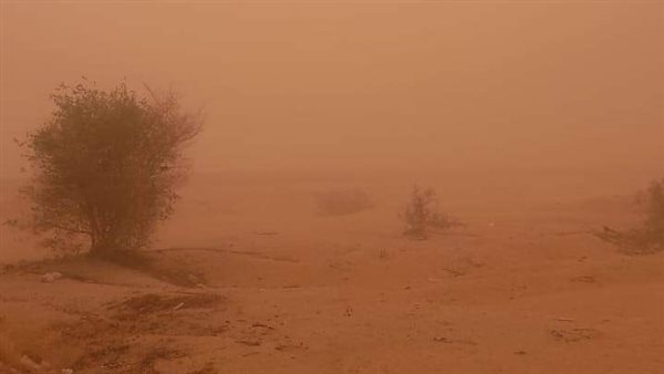 عاصفة ترابية تضرب