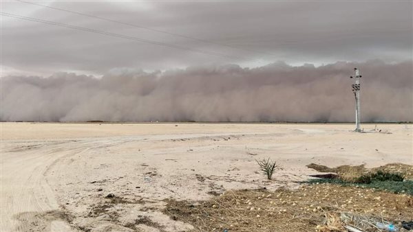 عاصفة ترابية تضرب