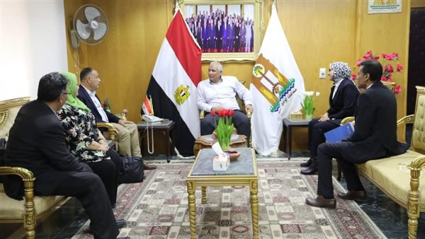 جانب من لقاء محافظ