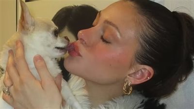 بريطانية تثير الجدل بسبب تقبيل الكلاب.. وخبراء يحذرون: ينقل الأمراض البكتيرية