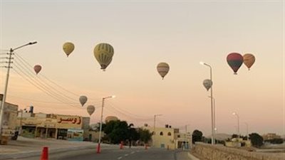الرياح توقف حركة البالون الطائر عن التحليق بسماء الأقصر