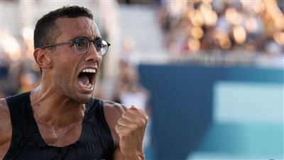 شاب صيني من متحدي الإعاقة يكرّم البطل الأولمبي أحمد الجندي برسم تذكاري