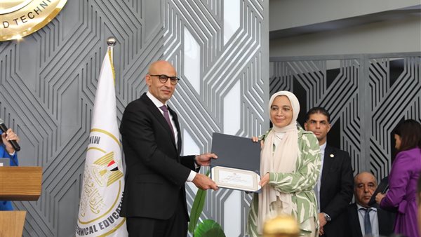 وزير التعليم وتكريم