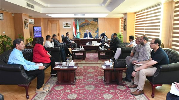 جانب من اجتماع محافظ