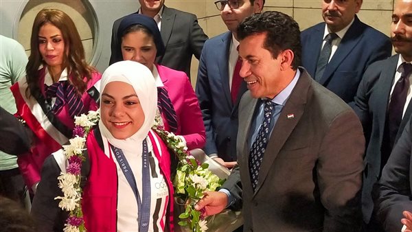 وزير الرياضة مع سارة