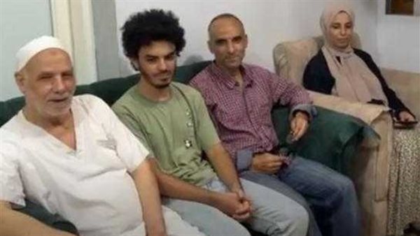 عمر رفقة أسرته قبل