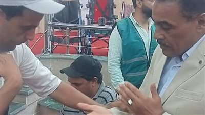 محافظ مطروح يستمع لمشكلة شاب من ذوي الهمم ويوجه بسرعة حلها| فيديو