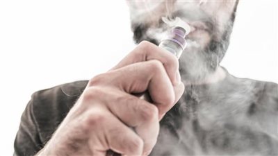 دراسة: التدخين الإلكتروني مرتبط بتغيرات غير صحية في الحمض النووي