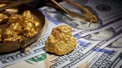 الذهب يتماسك قرب مستوى قياسي مرتفع مدعوما بخفض الفائدة الأمريكية