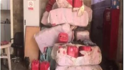 ضبط مالك مصنع لاتهامه بتجميع زيوت السيارات لإعادة تدويرها واستخدامها ببورسعيد