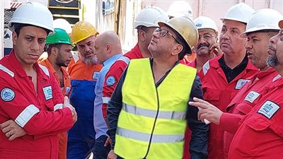 رئيس البترول البحرية يتفقد المراحل النهائية لمشروع تنمية حقل أكتوبر لتعظيم إنتاج الزيت الخام