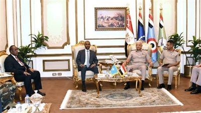 وزير الدفاع يلتقي نظيره الصومالي لمناقشة آخر التطورات على الساحتين الإقليمية والدولية