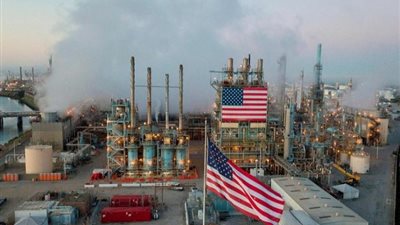 أسعار النفط تهبط 6% عند التسوية.. وخام برنت يسجل أقل من 72 دولارًا