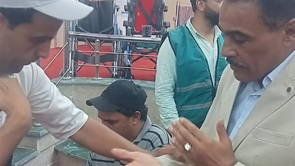 محافظ مطروح يستمع