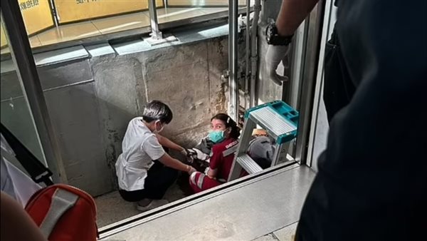 مصرع عامل في مطار