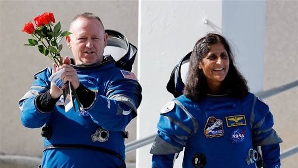 رواد فضاء ناسا العالقين