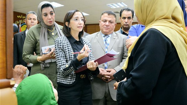 محافظ البحيرة تلتقي