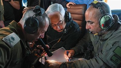 تحت الأرض.. اجتماع هام لـ نتنياهو في الحفرة بقاعدة عسكرية