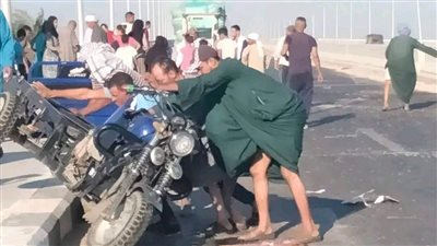 مصرع ربة منزل وإصابة ابنها في حادث تروسيكل أعلى كوبري طما العلوي بسوهاج| صور