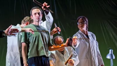 مصري يُمثل عاريًا في مسرح بلندن يثير غضب الجالية المصرية ببريطانيا.. ما القصة؟| صور وفيديو