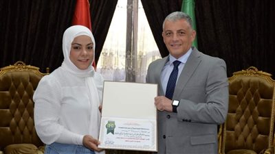 محافظ الإسماعيلية يكرم اللاعبة سارة سمير لحصدها فضية رفع الأثقال في أولمبياد باريس 2024