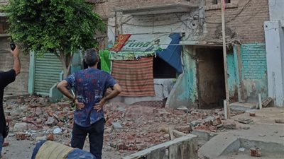 يشكل خطرا داهما.. إزالة عقار مكون من 3 طوابق بالمحلة