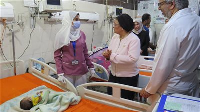 نائب وزير الصحة توجه بتوفير جهاز تخطيط قلب وآخر للإفاقة بغرفة الولادة الطبيعية بمستشفى قنا العام