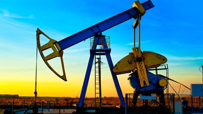 أسعار النفط تنخفض عالميًا إثر مخاوف وفرة الإمدادات