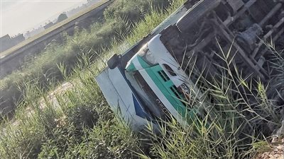 إصابة سائق في انقلاب سيارة نقل بأسيوط