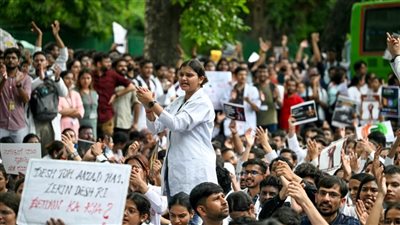 احتجاجات عارمة تجتاح الهند بعد اغتصاب وقتل طبيبة والمستشفيات تعلق عملها