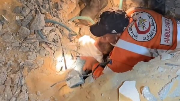 إنقاذ رضيع في غزة