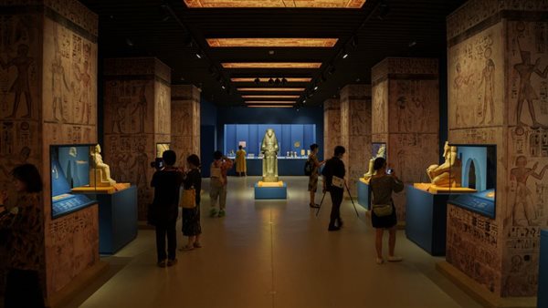 معرض قمة الهرم بالصين