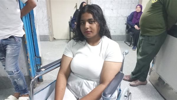 إحدى الفتاتين