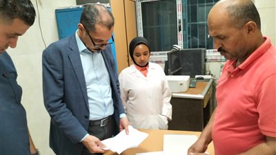 لتغيبهم عن العمل.. وكيل صحة سوهاج يحيل 5 أطباء بمستشفى المراغة للتحقيق | صور