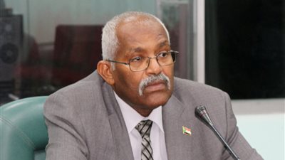 سفير الخرطوم بالقاهرة يصل إلى الفندق المتوفى بداخله وزير التعليم السوداني | صور