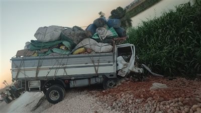 مصرع شخصين وإصابة 3 آخرين في تصادم سيارتين بأسيوط|صور