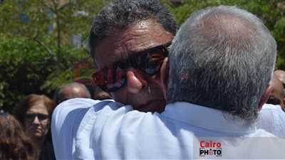 انهيار محمود طاهر رئيس النادي الأهلي السابق خلال تشييع جنازة نجله | بث مباشر