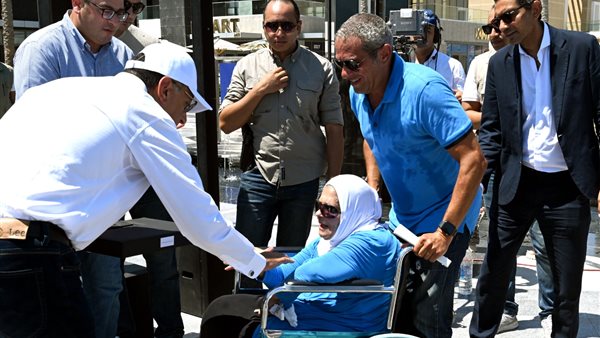 مدبولي يسلم سيدة