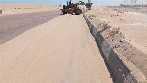 رفع الرمال من الطريق