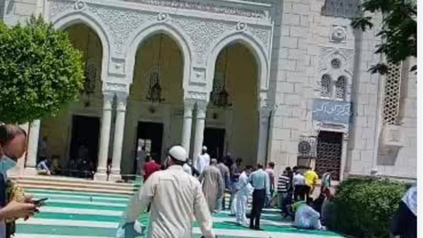 فتاة تتدعى أنها يتيمة