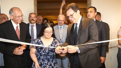 تفعيلا لاستراتيجية دعم ذوي الهمم.. وزير الثقافة يفتتح معرض مريم وجيه ويوجه بعرض أعمالها بمبنى الوزارة 