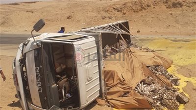 دون إصابات.. انقلاب سيارة محملة بالبيض بالطريق الصحراوي الغربي بالفيوم 