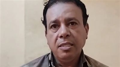 والد الشاب المتهم بالتعدي على طبيب مستشفى سوهاج التعليمي: ابني كان بيدافع عن نفسه والفيديو المتداول دليل براءته | بث مباشر