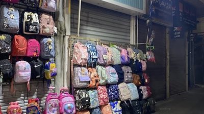 كنابش وسحر العيون ومزايا وكاباتشي والترند..أشهر تقليعات شنط المدارس بالأقصر والأسعار تبدأ من 145جنيهًا