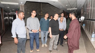 محافظ أسيوط يفاجئ العاملين بمستشفى الشاملة فجرا لمتابعة انتظام العمل وتوافر الأدوية