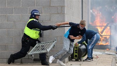 بعد العنف ضد المسلمين.. اعتقال 1000 شخص ببريطانيا وقرار طارئ بشأن السجون