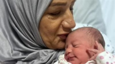 لبنانية تتصدر التريند عقب إنجابها في سن الخمسين: ربنا رزقني ببنتي بعد 10 سنين انتظار وأمل في ربنا | فيديو