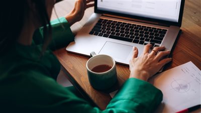 الحكومة البريطانية تعتزم صرف تعويضات للموظفين الذين يتصل بهم رؤساؤهم خارج ساعات العمل 