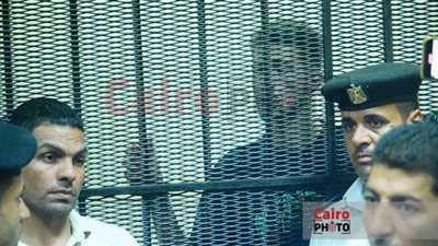 أول ظهور لـ أحمد فتوح داخل قفص الاتهام خلال محاكمته في قضية القتل وتعاطي الحشيش│صور